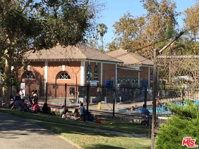walk to public pool