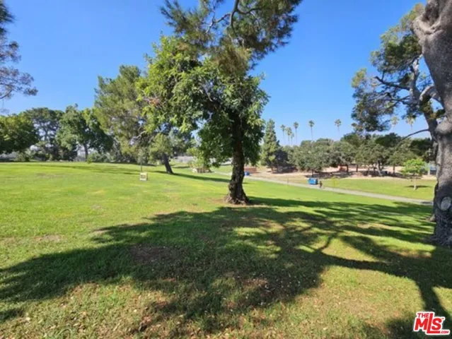 walk to Ed Vincent Park