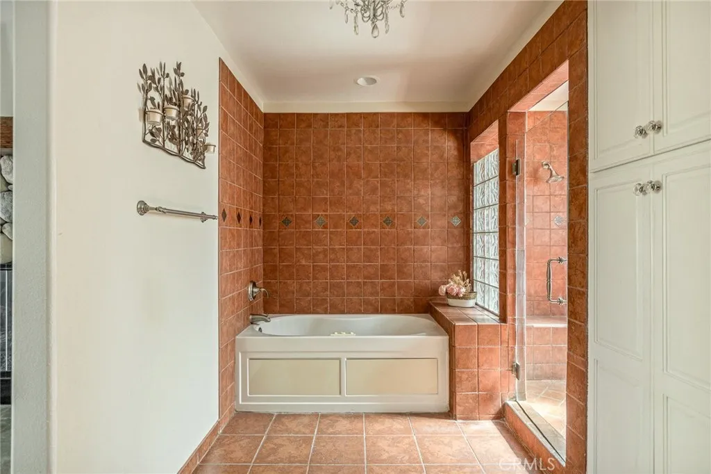 Main level primary bath jet tub.
