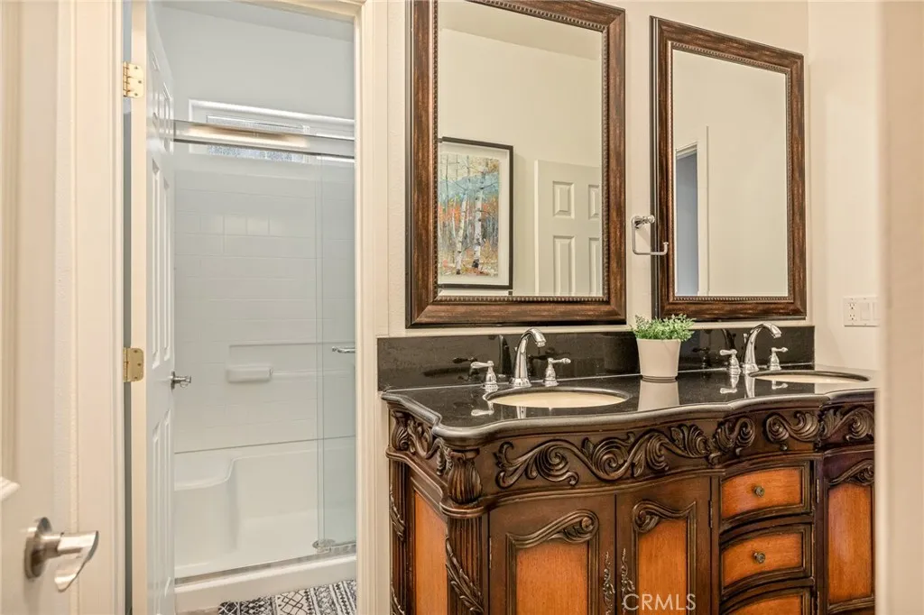 2nd floor full bathroom.