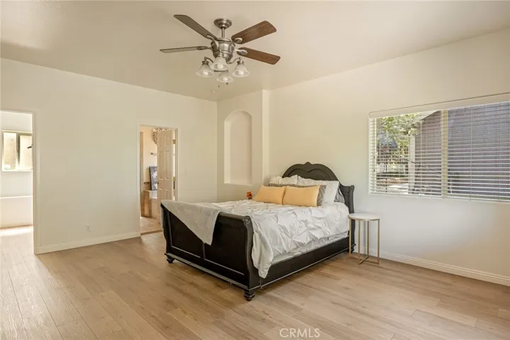 Large 2nd floor primary bedroom.
