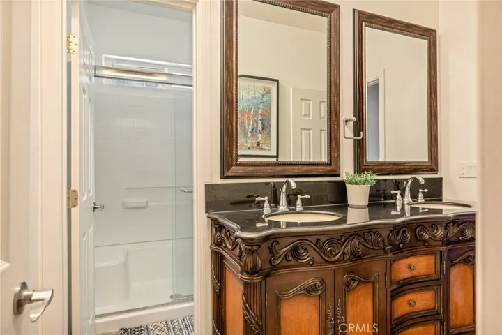 2nd floor full bathroom.