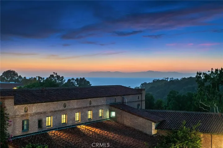 Searching for a rare ocean-view rental in Palos Verdes Estates? This 3rd-floor, 2-bedroom, 2-bath condo at 2525 Via Campesina in the Villa Florenze building is one of only a handful of units in the complex with unobstructed ocean views — a genuine find in this coastal enclave.