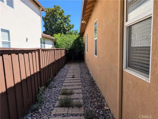 RIGHT SIDE YARD