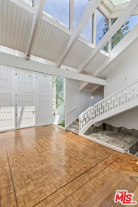 Dramatic Vaulted Ceiling Skyli