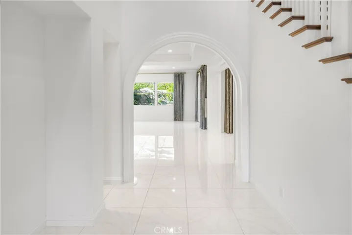 Hallway to the Kitchen and Livingroom