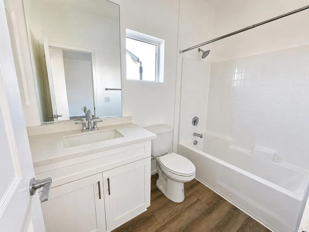Full bathroom with modern finishes, vanity, and tub/shower combination.