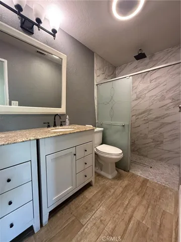 Upstair hallway bath