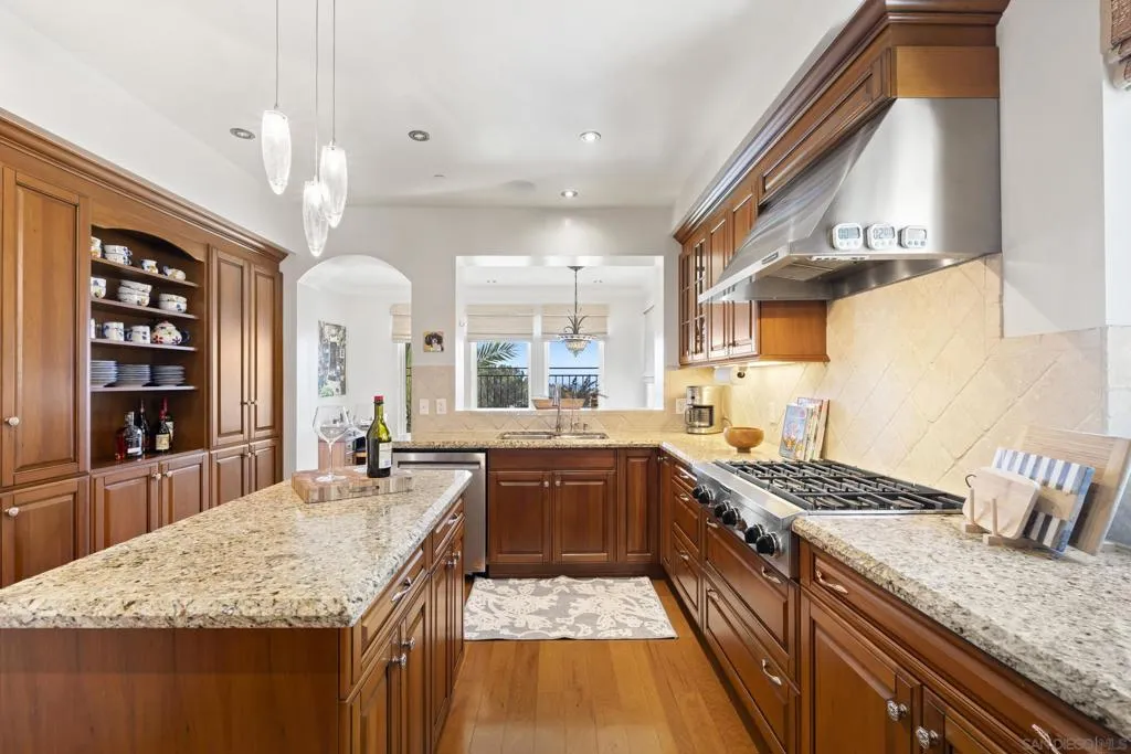 1010 Genter 302, La Jolla, California 92037 — photo 4