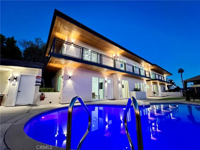 3 Units, Head Pool and neighborhood views!