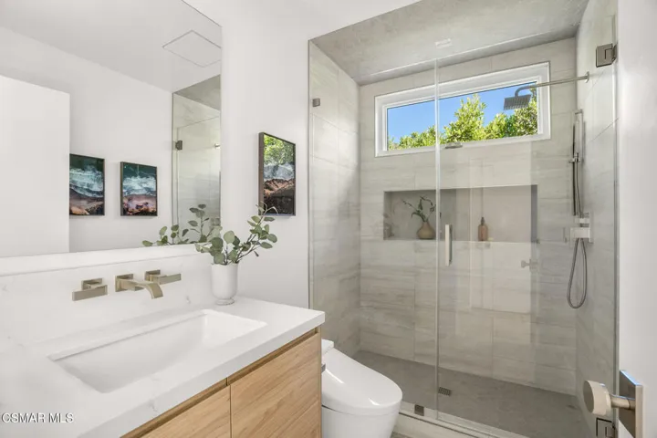 Third Bathroom (en suite)