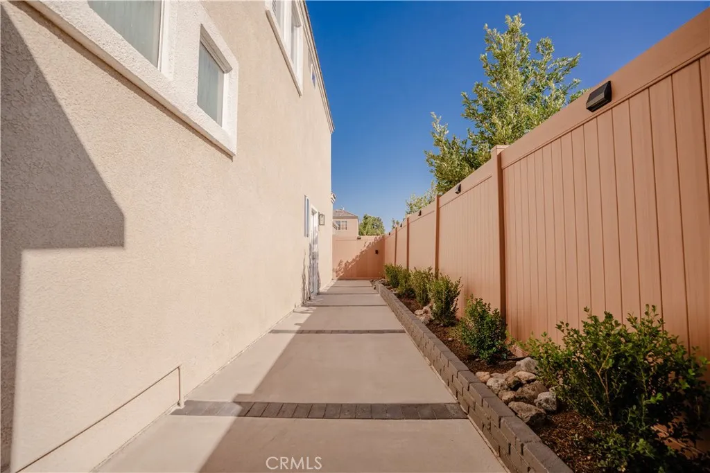 Large side yard
