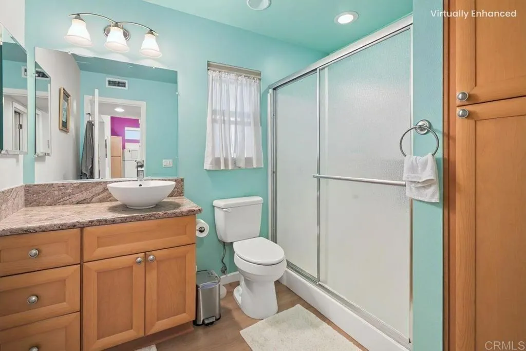 DOWNSTARIS FULL BATH