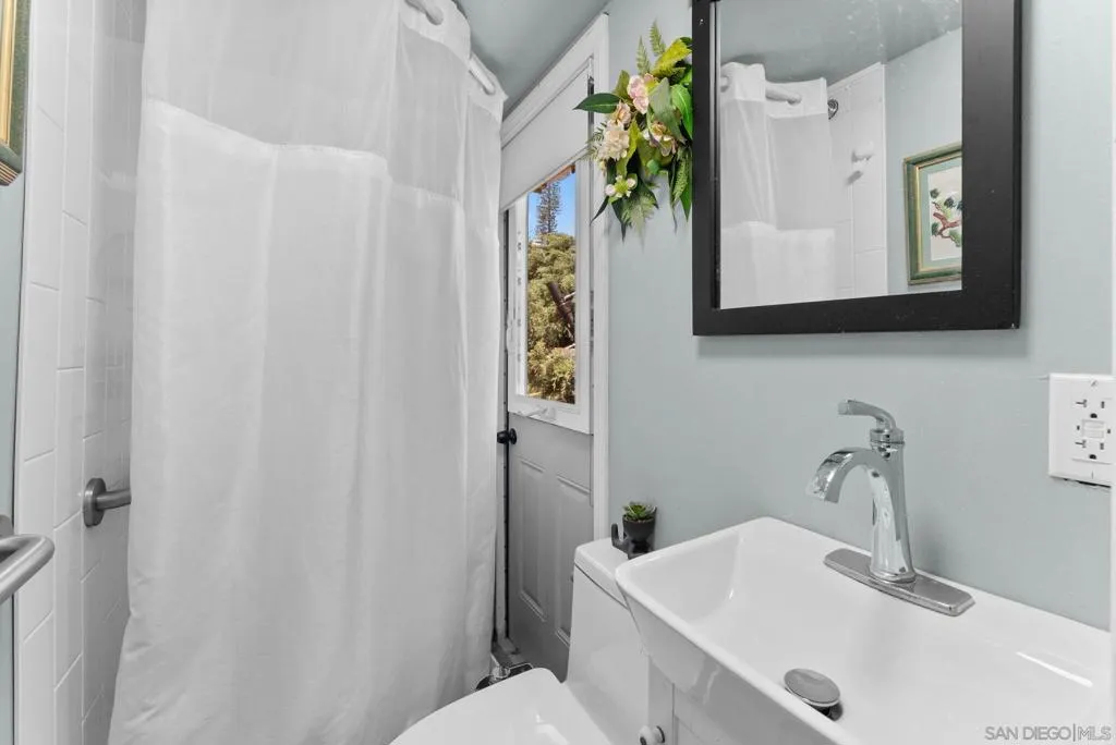 Living space bathroom 2