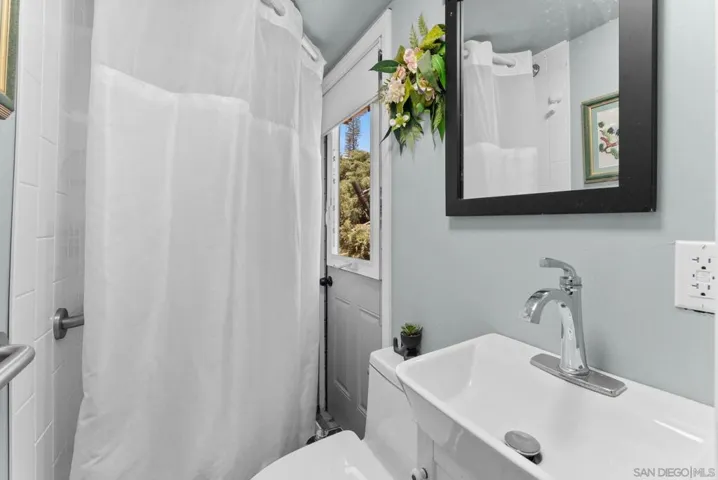 Living space bathroom 2