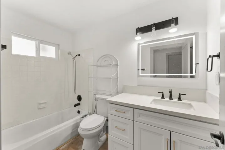 Living space bathroom 1