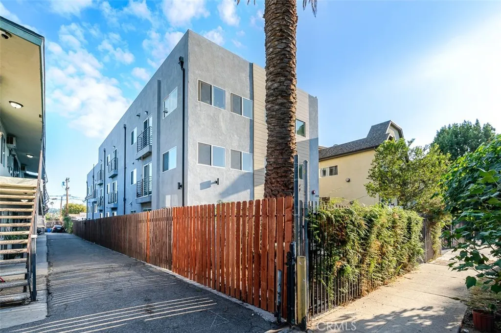 3324 Chapman