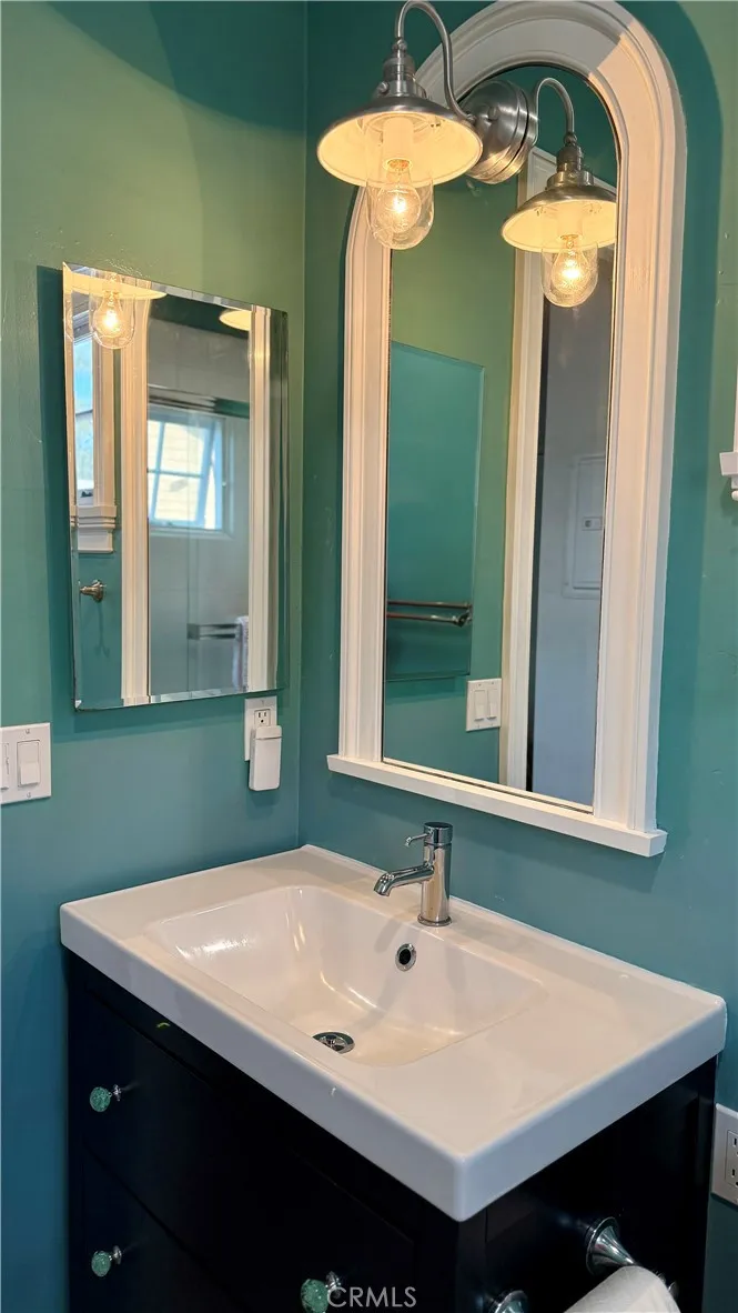 Bath with two mirrors and medicine cabinet
