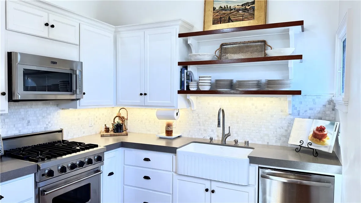 Viking stove, quartz counters and newer sink