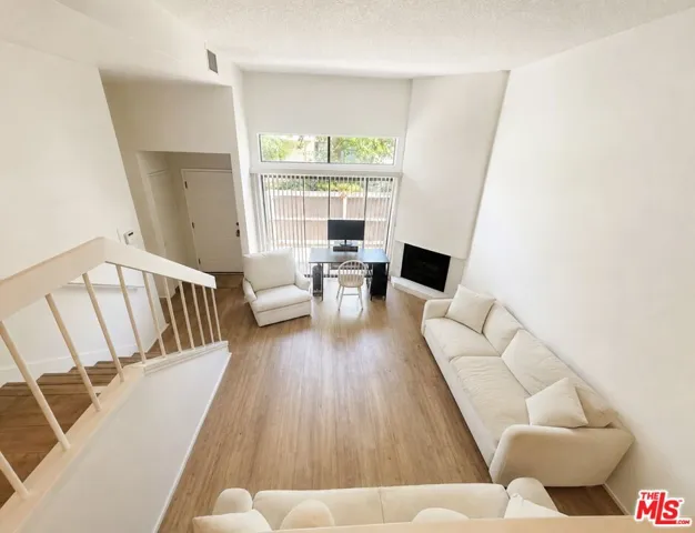 Spacious Living Room w/Firepla