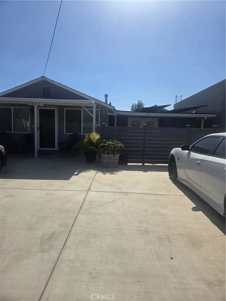 3842 Hillside