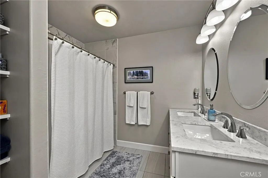 Dual sinks & walk in shower