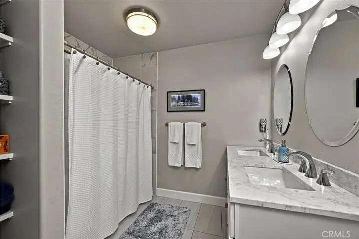 Dual sinks & walk in shower