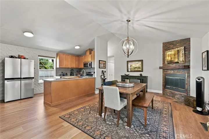 Modern dining & kitchen