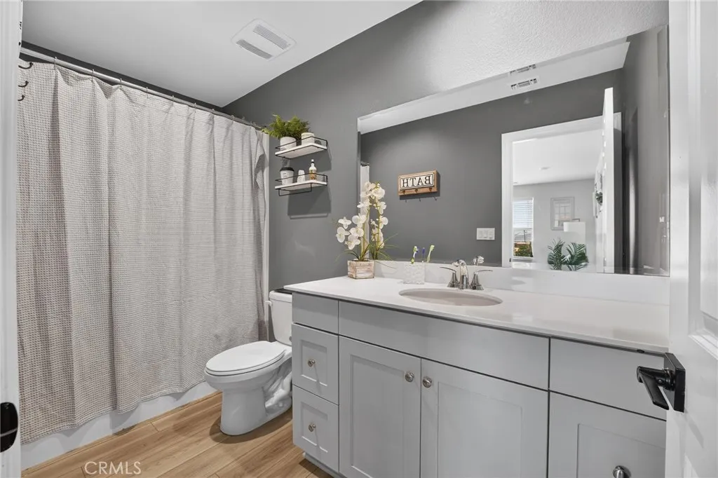 Upstairs Hall Bathroom Tub/Shower