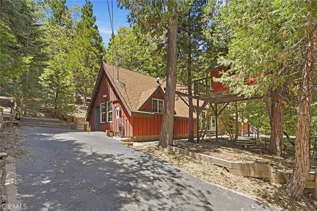 118 E Ln