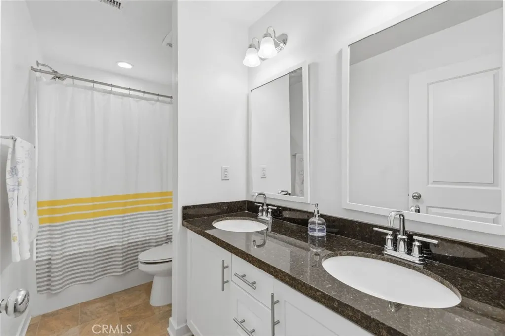 Shared bath with dual sinks
