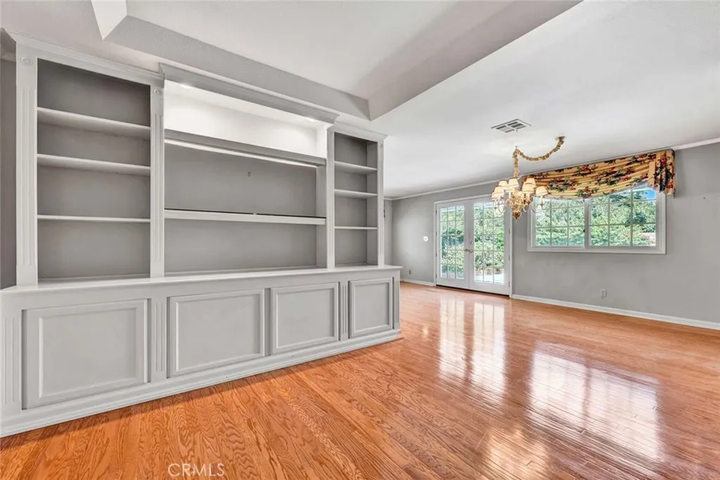 GORGEOUS BUILT-IN BOOKSHELVES IN THE LIVING​​‌​​​​‌​​‌‌​​‌​​​‌‌​​​‌​​‌‌​​‌‌​​‌‌​​​​ ROOM