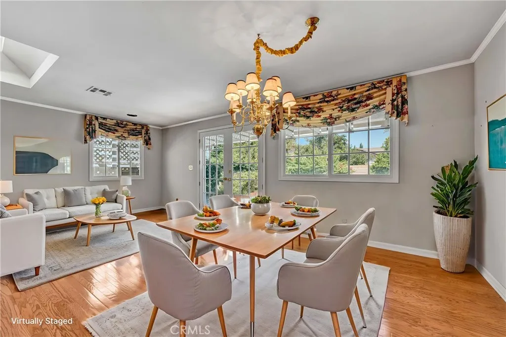 VIRTUALLY STAGED DINING ROOM