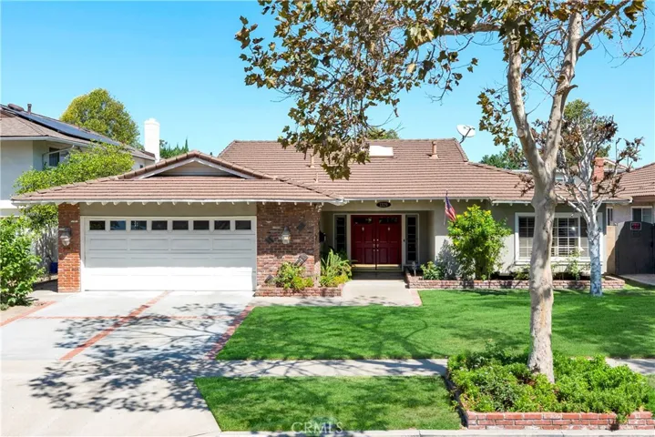 WELCOME TO 1329 W PARK LN, LOCATED IN THE HIGHLY SOUGHT AFTER CASA DE SANTIAGO NEIGHBORHOOD!