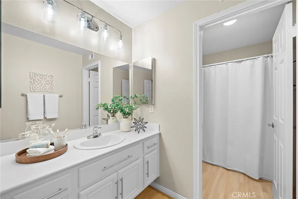 Bathroom 3 (upstairs)
