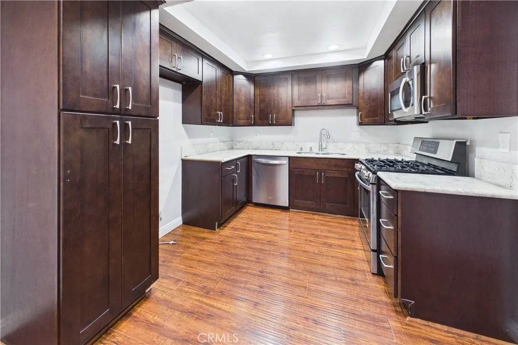Upgraded kitchen w pantry shelves