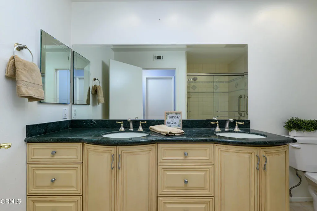 Primary bedroom bathroom