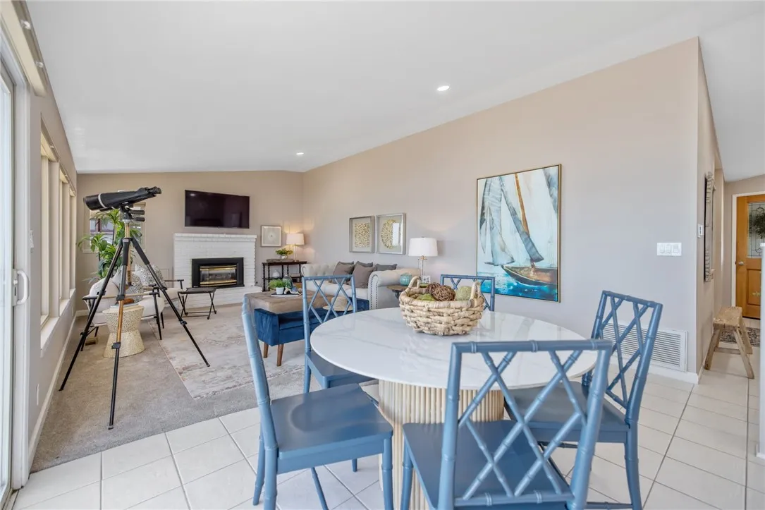Breakfast nook and living