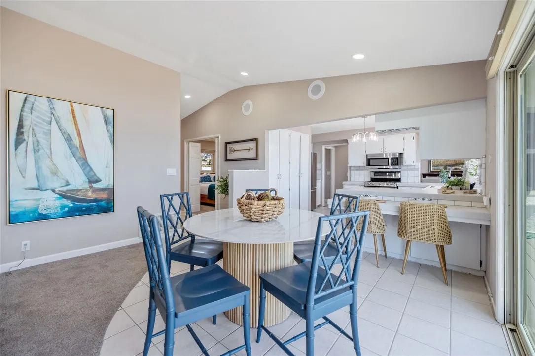 Breakfast nook and bar