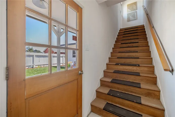 Upstairs and sideentry
