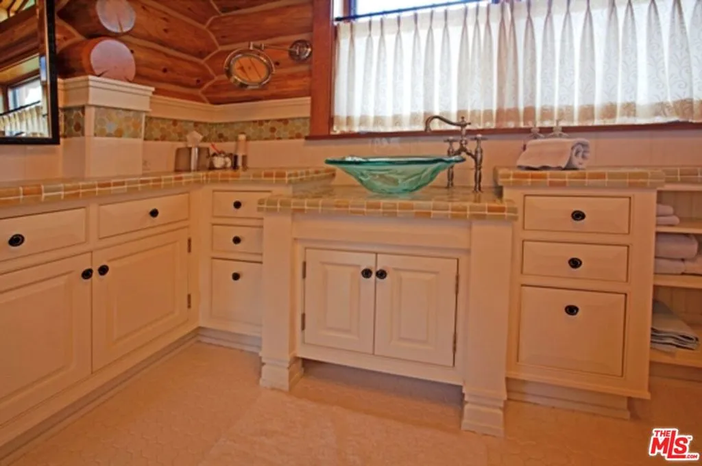 Guest Bath Detail