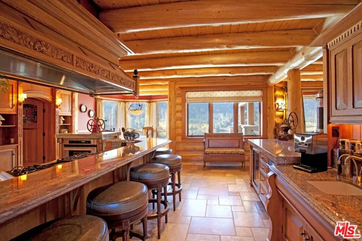 Breakfast Bar & Dine-In Kitche