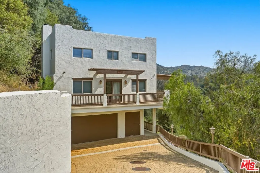 3 Story Studio