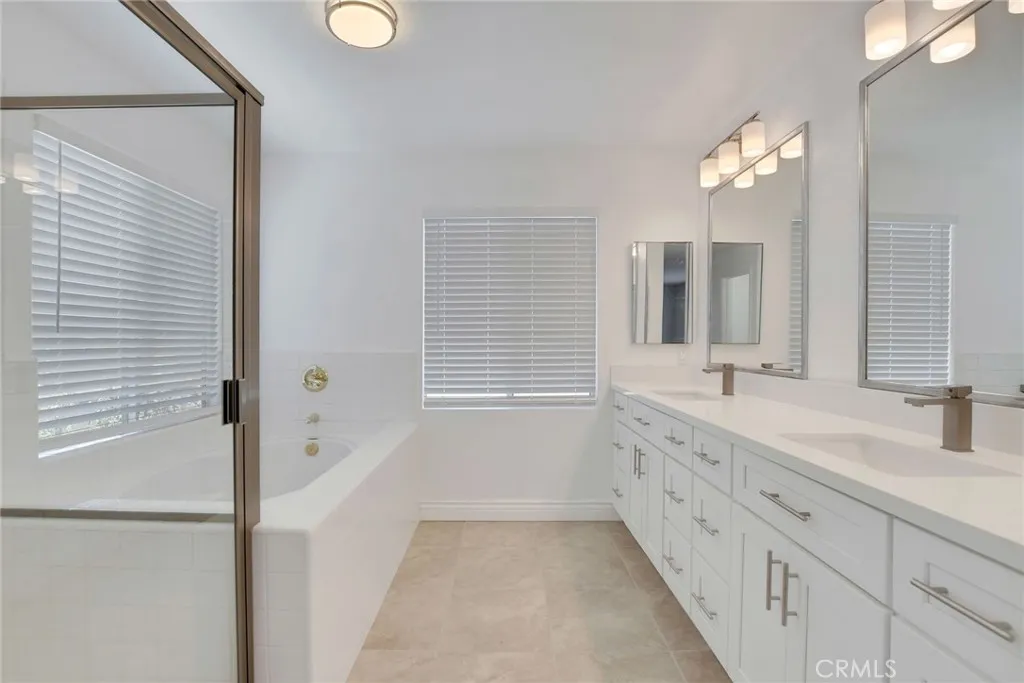 Bathroom No. 1 - Primary suite