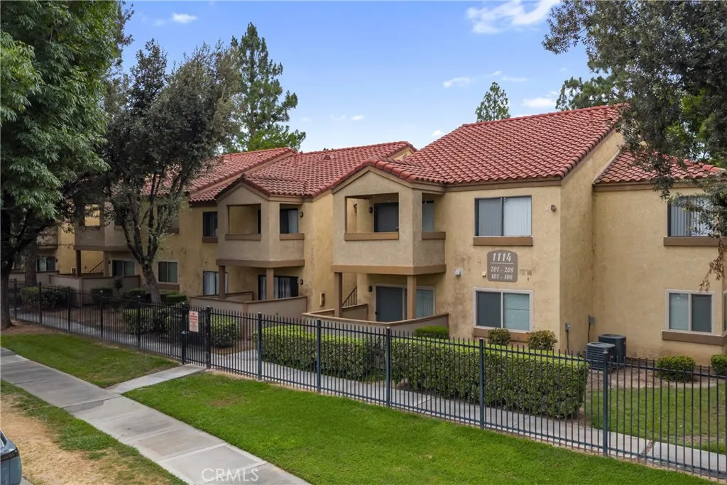 1114 W Blaine 204