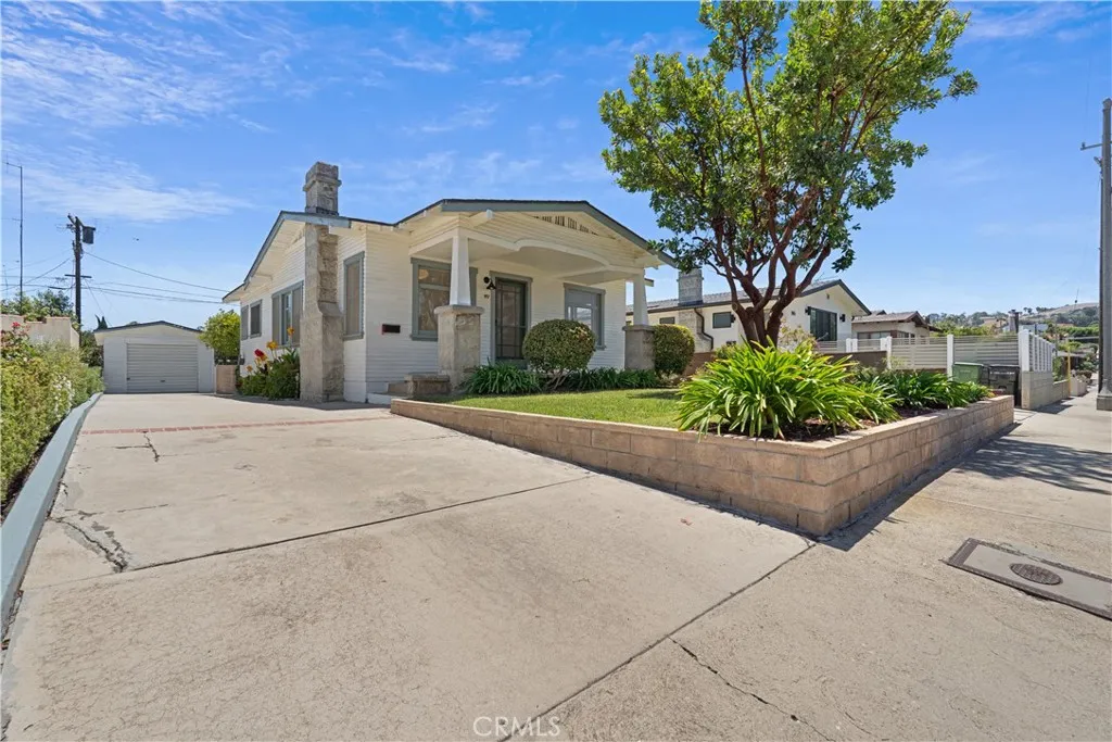 Nice spacious driveway with lots of parking