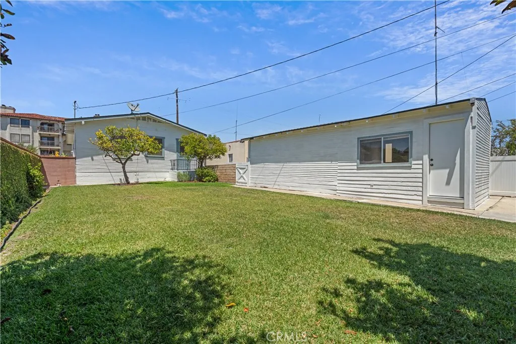 Gorgeous backyard with bonus room behind the garage