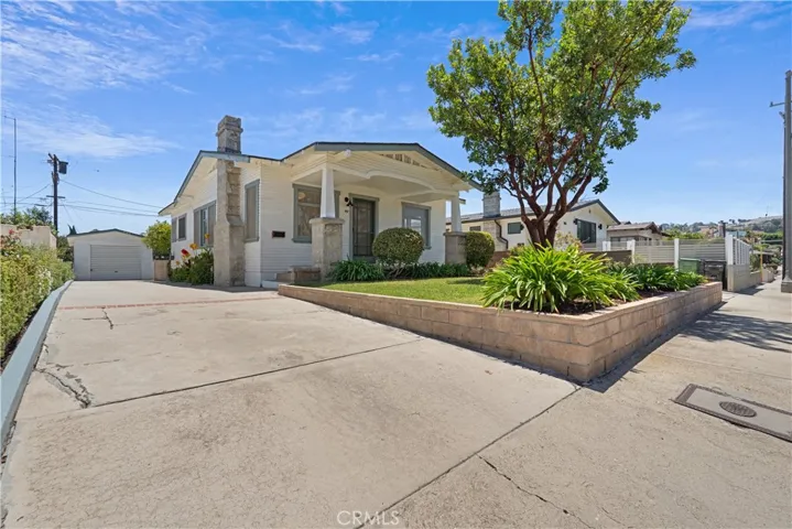 Nice spacious driveway with lots of parking