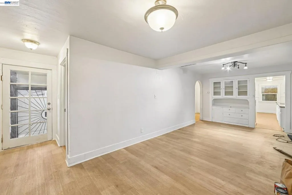 5826 Avenal