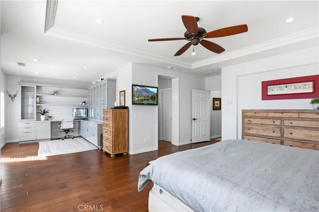 Primary ensuite with office